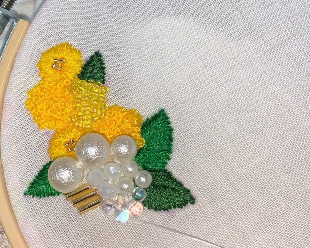 刺繍ブローチ　ミモザ